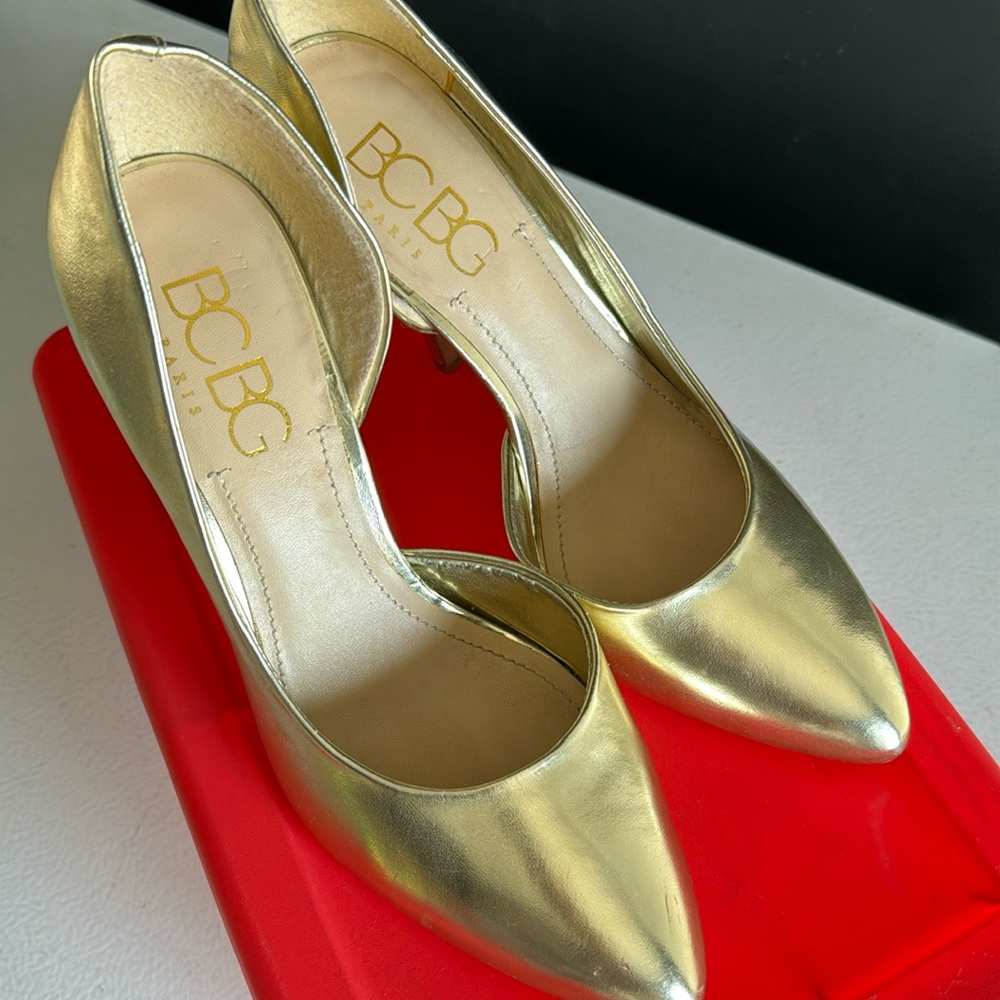 9B BCBG PARIS GOLD PUMPS